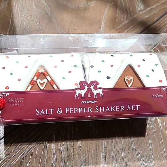 Gingerbread salt and pepper shakers - Picture 1 of 5